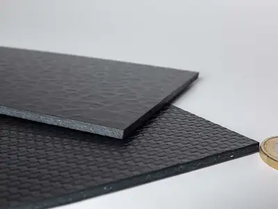2mm starke, schwarze Pappe mit Strukturprägung, erzielt durch Beklebung mit geprägtem Spezialpapier
