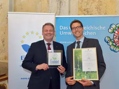 Mag. Florian Simsa bei der feierlichen Verleihung des Umweltzeichens an die Simsa GmbH durch den Bundesminister