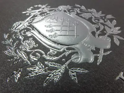 Reliefprägung Silber metallisch auf anthrazitfarbenem Naturkarton für einen Juwelier Detailansicht